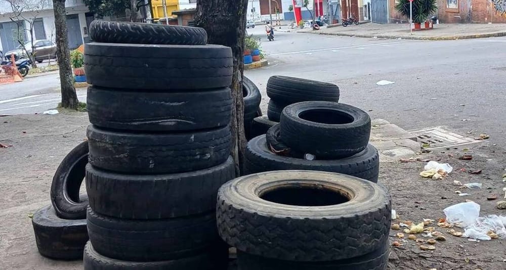 Anuncian sanciones para quienes llenan de llantas el espacio público de Bucaramanga imagen de la publicación