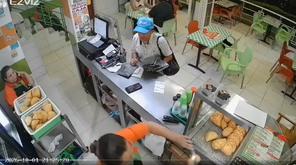 VIDEO | Cámaras captaron el momento en el que un hombre hurta un celular dentro de panadería en Piedecuesta imagen de la publicación
