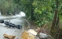 Roca desprendida de una montaña mató a un motociclista imagen de la publicación