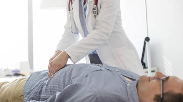 Cáncer de colon: síntomas que lo diferencian de molestias estomacales