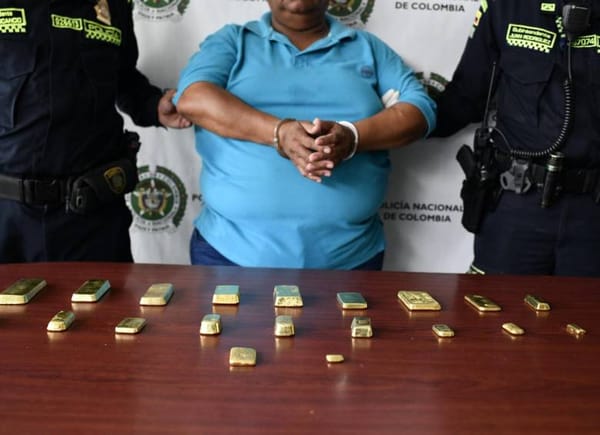 Intentó esconder 20 lingotes de oro en el aeropuerto y fue capturado