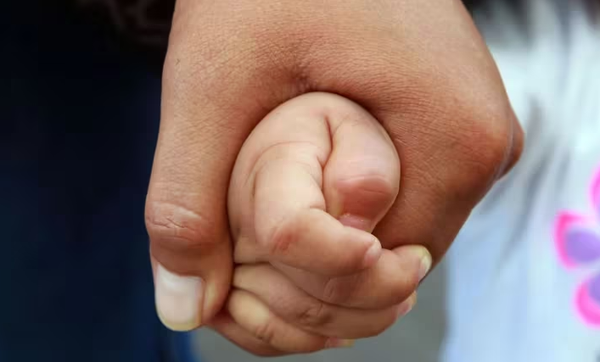 Perverso padre abusó de sus 3 hijas y está prófugo de la justicia