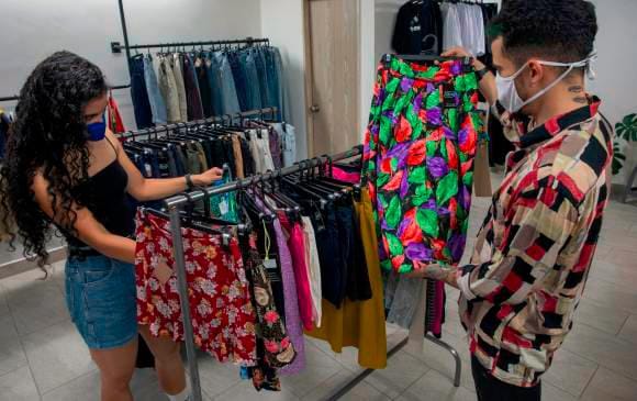 Mercado de ropa de segunda es sostenible y genera millones de dólares