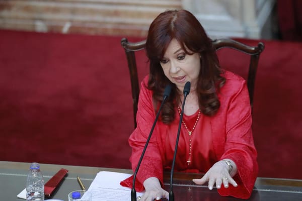 VIDEO. Cristina Fernández le hace "pistola" a sus detractores