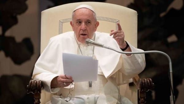 El Papa Francisco defiende su postura sobre bendiciones a parejas homosexuales