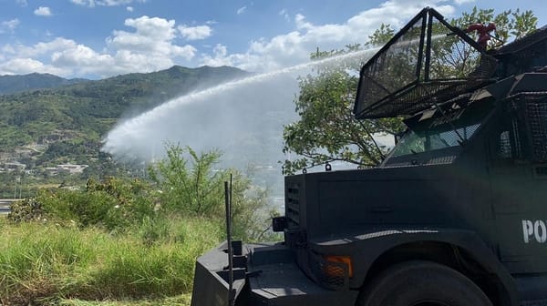Gustavo Petro despliega tanquetas del Esmad para combatir incendios en Colombia