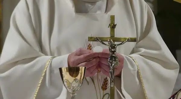 Sacerdote absuelto por pedofilia vuelve a atacar a un menor