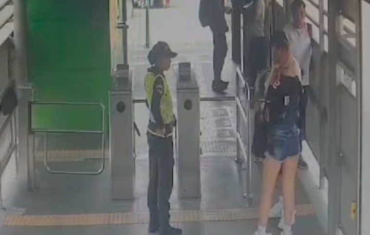 Mujer se salvó de ser asesinada gracias a señal de alerta con su mano