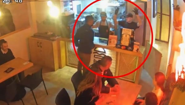 VIDEO. Atraco masivo en hamburguesería: “Si se levantan les pego un tiro”