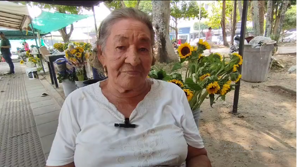 Vendedoras de rosas barranqueñas llevan más de 60 años en este oficio