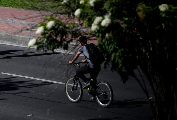 Ciclista perdió la vida tras impactar contra una vivienda