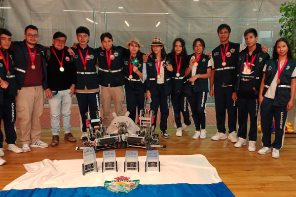 Estudiantes buscan apoyo para competir en Mundial de Robótica