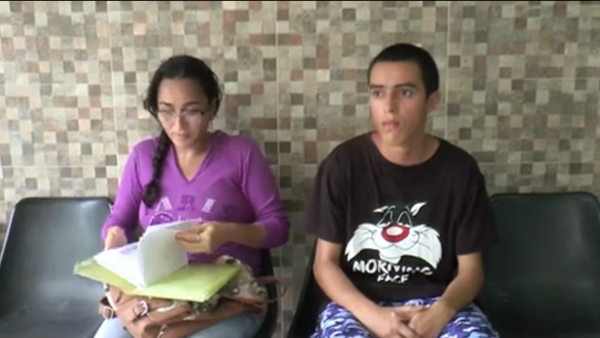 Madre angustiada clama por ayuda para su hijo con esquizofrenia