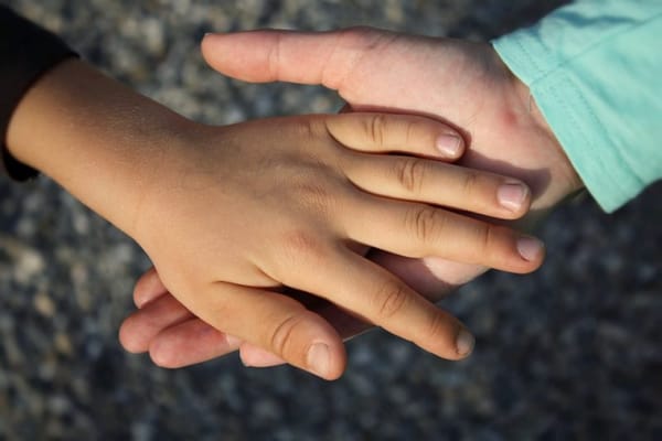 Sacrificio por amor: Niño de 6 años muere abrazando a su hermano en incendio