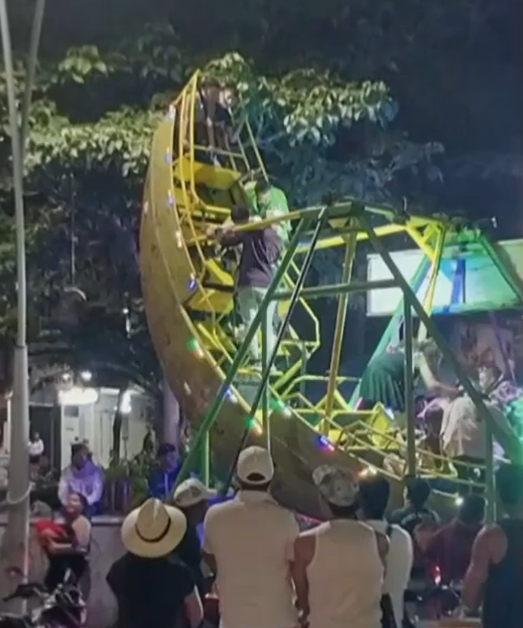 Juego mecánico en Barbosa suspendió a niños en el aire