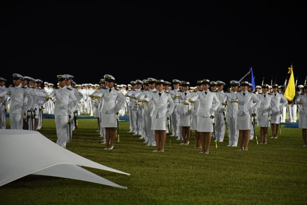 92 jóvenes se gradúan como Oficiales de la Armada
