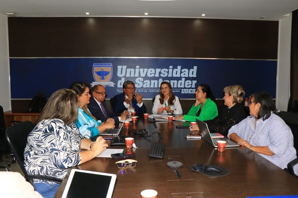 Girón y UDES fortalecen vínculos para impulsar el desarrollo educativo
