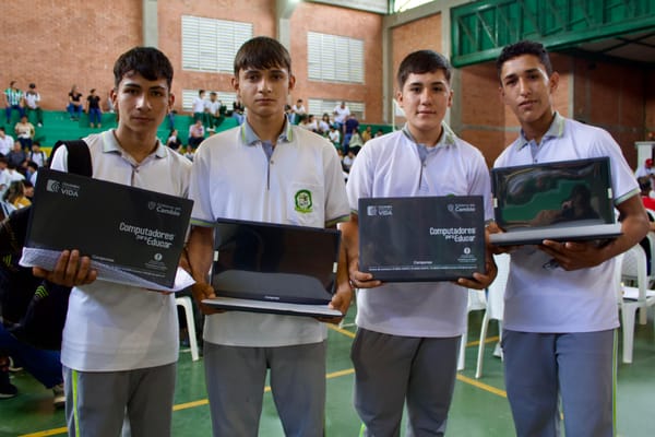 Lebrija recibió 336 computadores y lanzó software ArIA para el desarrollo local