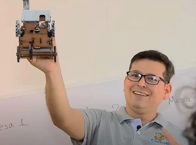 Carlos Rueda: El profesor que convierte dibujos en robots