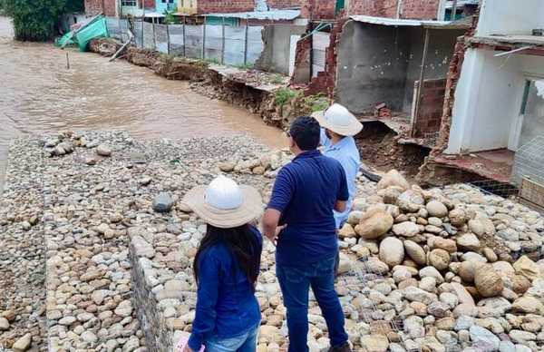 Creciente del río de Oro causa inundaciones en el barrio Convivir de Girón