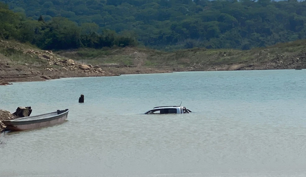 VIDEO. Camioneta de alta gama se hundió en el embalse Topocoro
