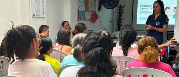 Capacitan a cuidadores de personas con discapacidad para promover su salud física y emocional