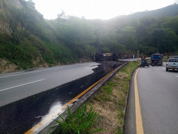 Superada emergencia por accidente de camión en la vía al Aeropuerto Palonegro