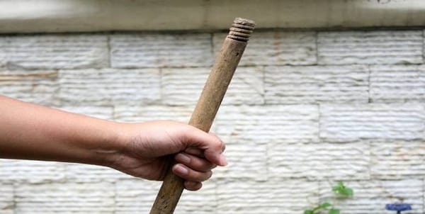 ¡Terrible! Capturan a hombre que agredió a su novia con un palo de escoba
