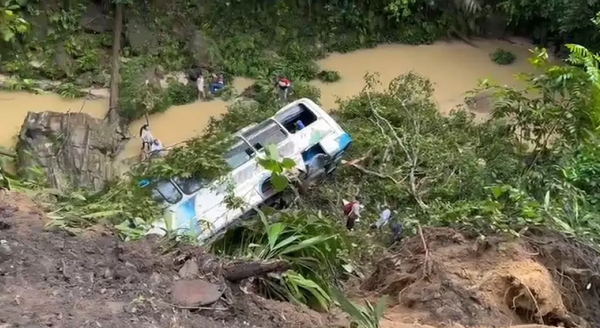 Bus cayó a un abismo y dejó una víctima fatal y decenas de heridos