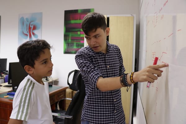 Curso vacacional de robótica impulsa el talento joven en Santander