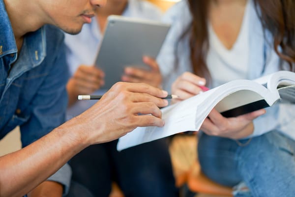 Estudiantes de estratos bajos en Santander recibirán subsidios para continuar sus estudios