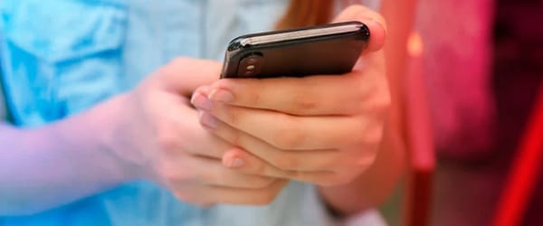 Senado aprueba Proyecto de Ley 261 que restringe uso de redes sociales para menores de 14 años