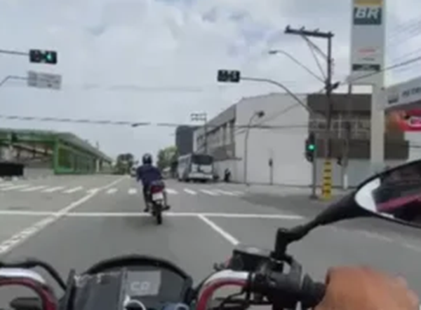 VIDEO. Motociclista muere mientras graba sus maniobras peligrosas