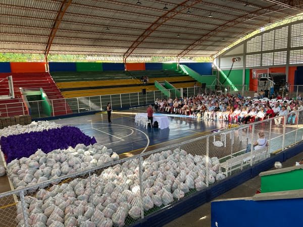 San Gil apoya a sus adultos mayores con 200 mercados