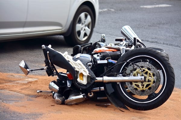 VIDEO. Joven muere tras peligrosa maniobra de su novio en moto