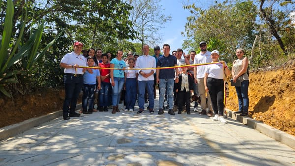 Alcaldía de San Gil y comunidad de Santa Bárbara entregaron tercer tramo de placa huella