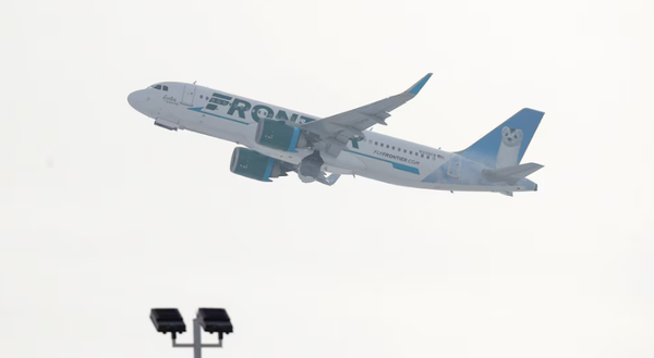 Pasajero golpeó ventana de avión y lo amarraron para evitar desastre