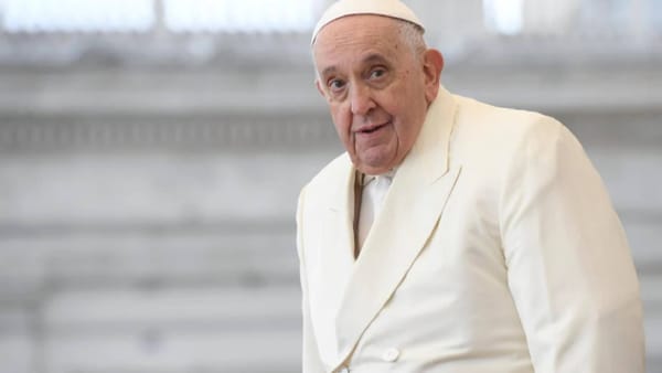 Papa Francisco mejora: está consciente y respira por su cuenta