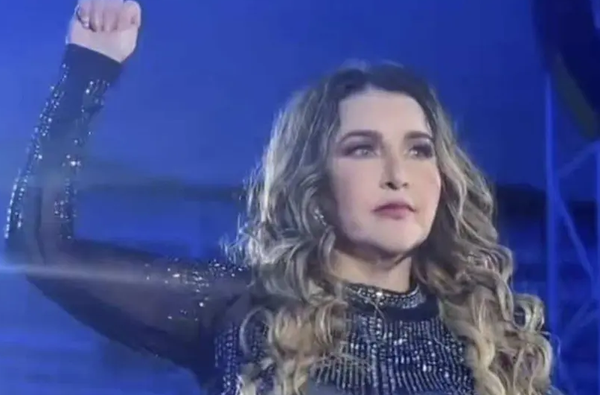 VIDEO. Cantante mexicana genera alerta con señal de auxilio en concierto