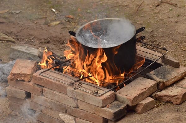 Familias de Puerto Parra vuelven a cocinar con leña por falta de gas