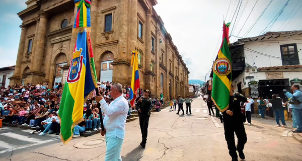 Así se vivió el desfile cívico y estudiantil en la conmemoración de los 244 años de la Insurrección de los Comuneros en El Socorro