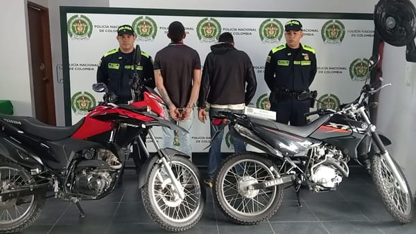 Dos ‘jaladores’ atrapados con las manos en las motocicletas