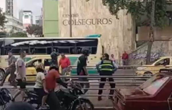 Energúmeno atacó a puñal a un alférez