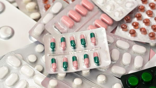 Crisis en la cadena de suministro de medicamentos: deuda millonaria amenaza la entrega oportuna