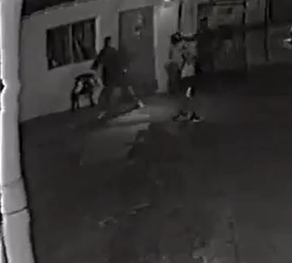 VIDEO. Hinchas armados persiguieron y apuñalaron a un joven en el centro de Bucaramanga