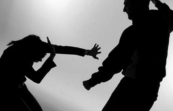 Violenta agresión de un hombre a su expareja y le robó el celular