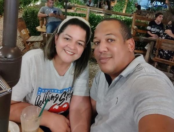 Mujer busca ayuda con visa humanitaria para acompañar a su esposo tras accidente