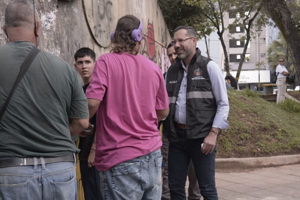 Ciudadanos saldan sus infracciones con trabajo comunitario en el Puente de Provenza