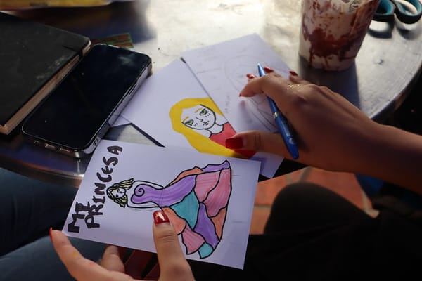 Crean postales para inmortalizar el legado de mujeres que inspiran