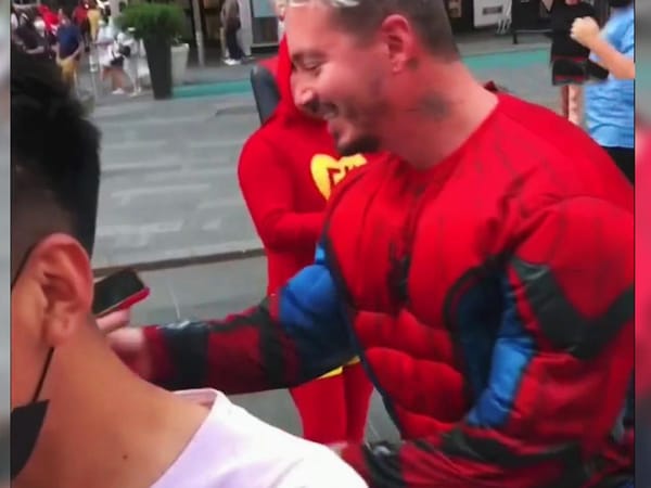 Disfrazado de Spiderman J Balvin apareció en Estados Unidos